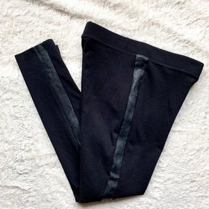 GAP Black Leggings w/ Faux Leather Side Detail S☘️